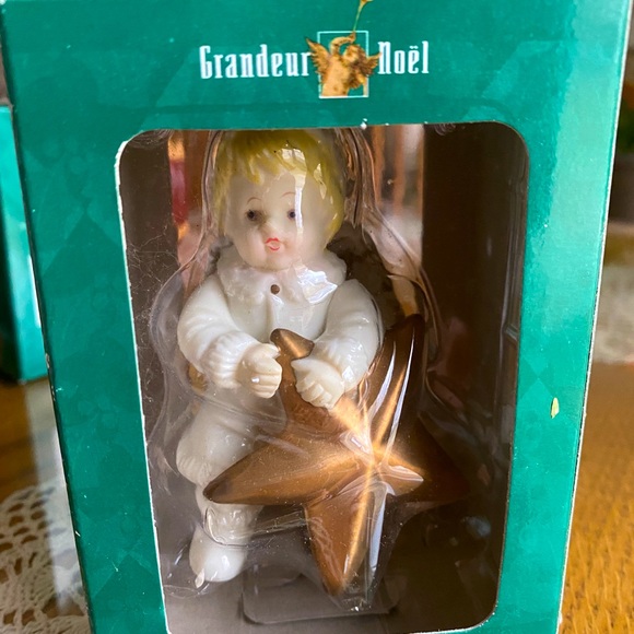 Collectible porcelain Angel figurines six piece Retired set. - Picture 7 of 9